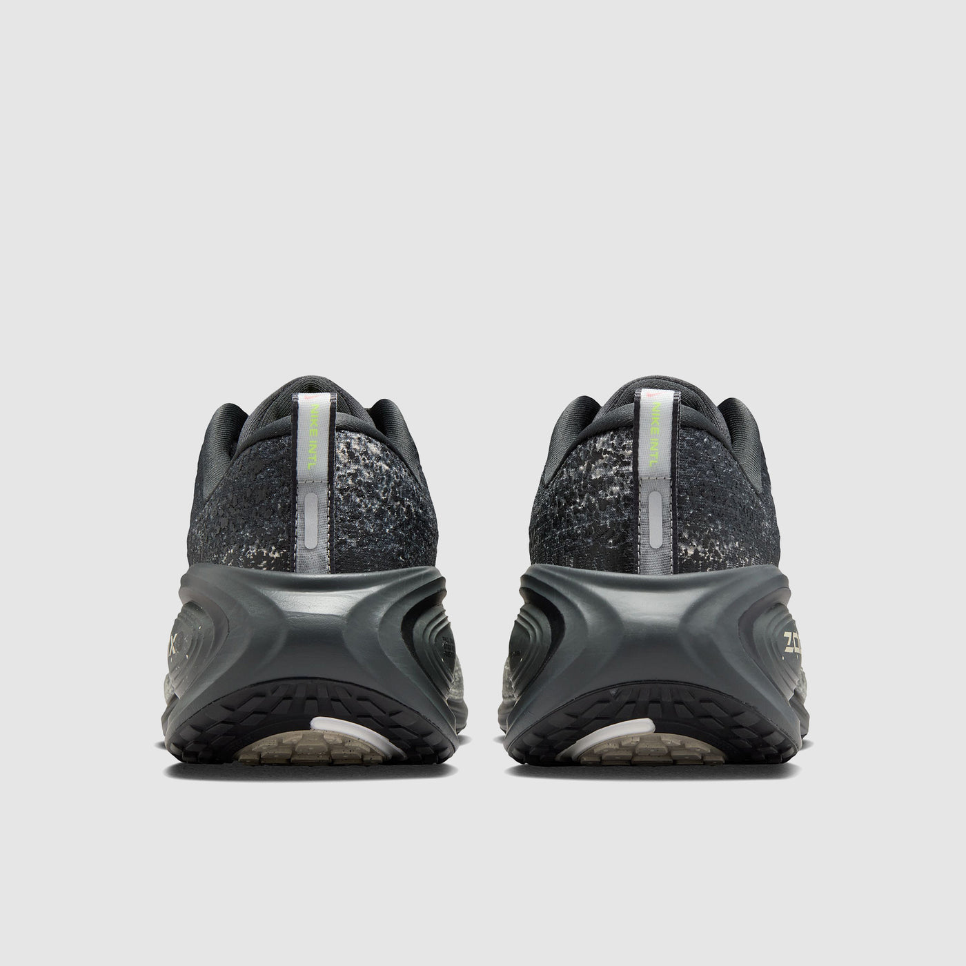 Nike Vomero Plus
Anthracite/Black/Oatmeal/Volt