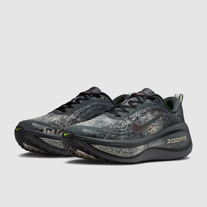 Nike Vomero Plus
Anthracite/Black/Oatmeal/Volt